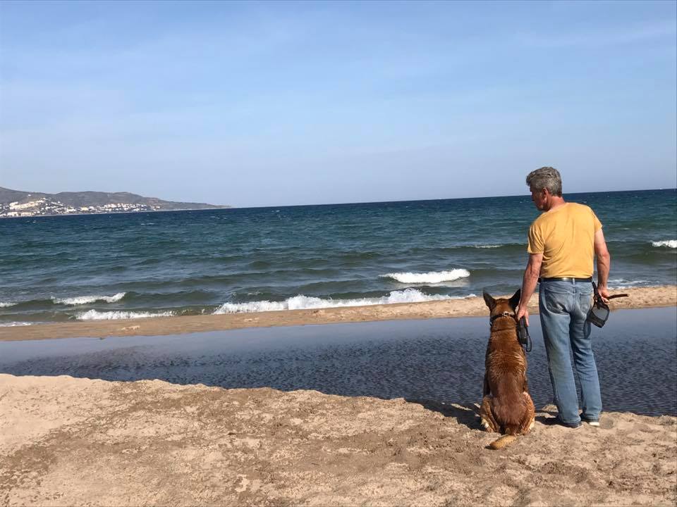 jean paul en la playa con su malinois